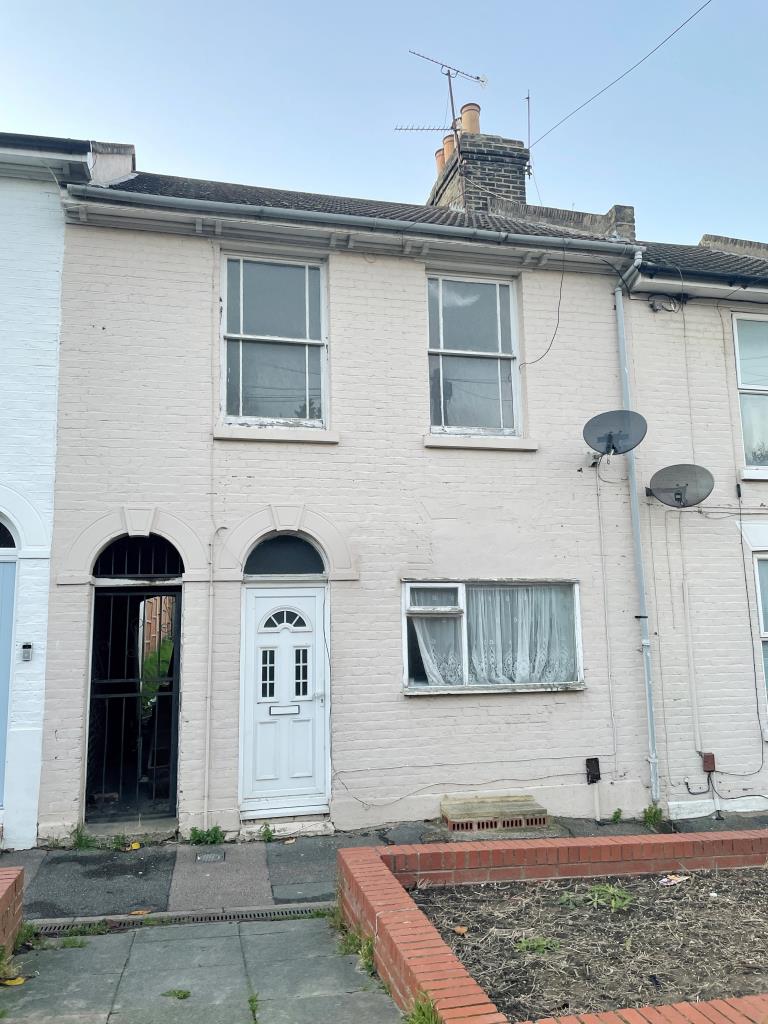 Lot: 118 - MID-TERRACE HOUSE FOR IMPROVEMENT -